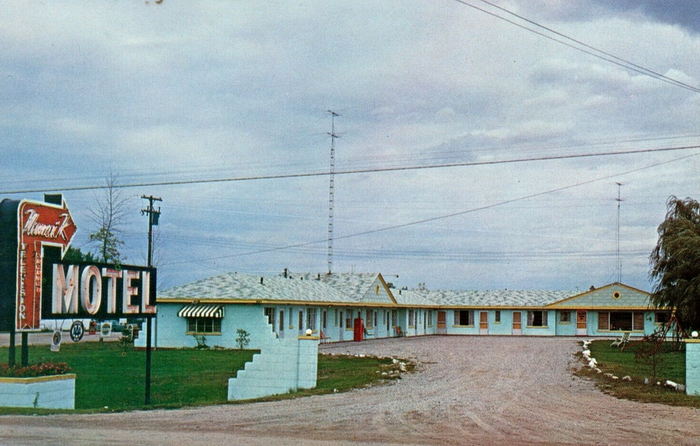 Nanci-K-Motel (Way North Motel and Cabins) - Old Postcard View (newer photo)